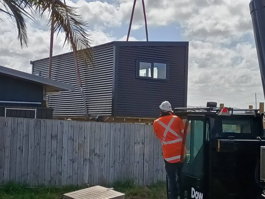 Kobelco cranes lifting cabin in NZ